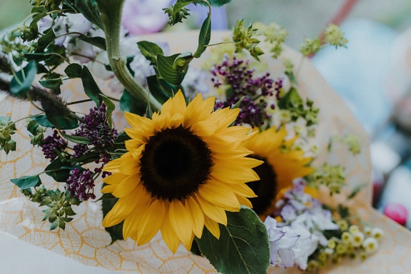 Gros plan sur la décoration d’un bouquet avec une fleur de tournesol