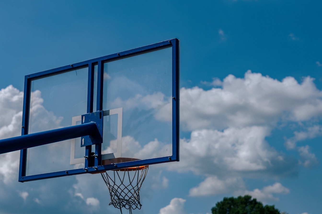 Mørkeblå rørkonstruktion på basketballbane