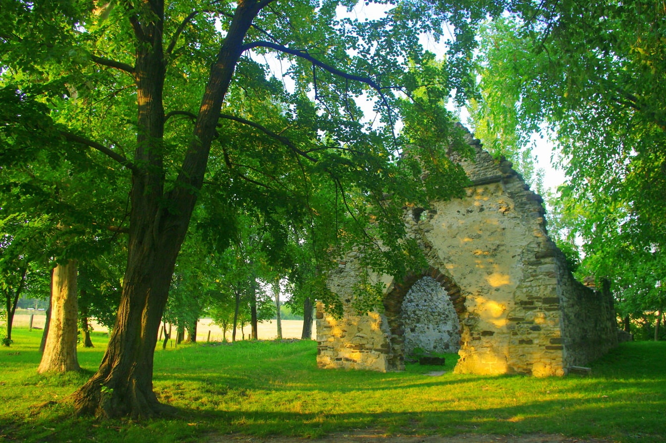 Forlatt ruin av gotisk kirke i Ungarn