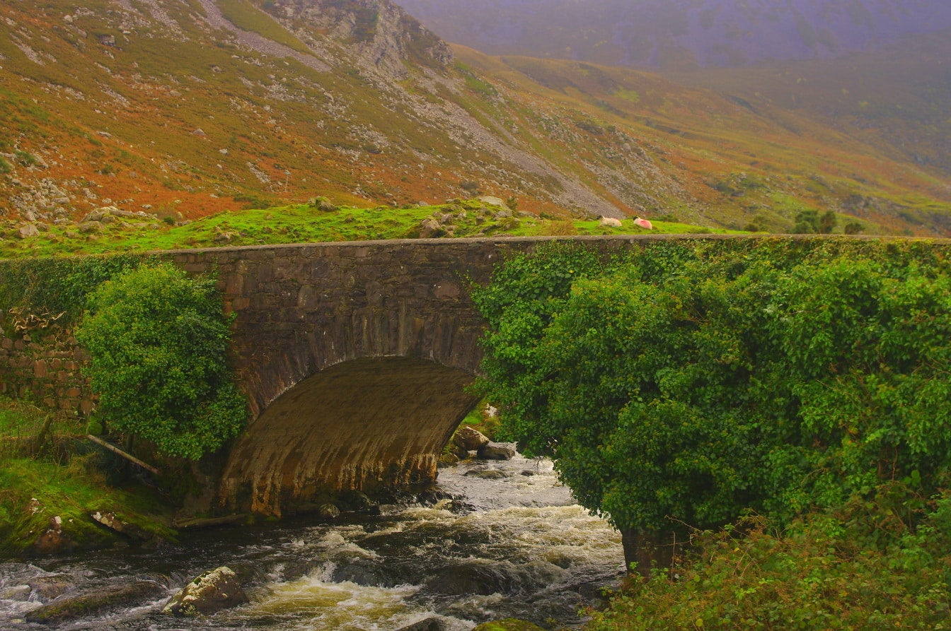 Каменный мост желаний через скалистую реку