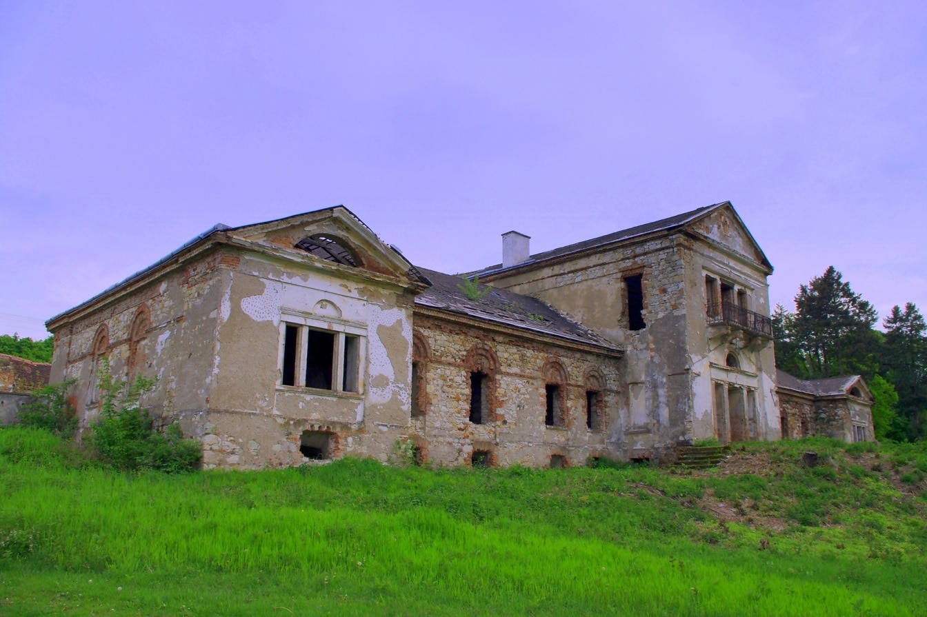 Opuštěná chátrající zřícenina hradu Patay Kastely v Maďarsku