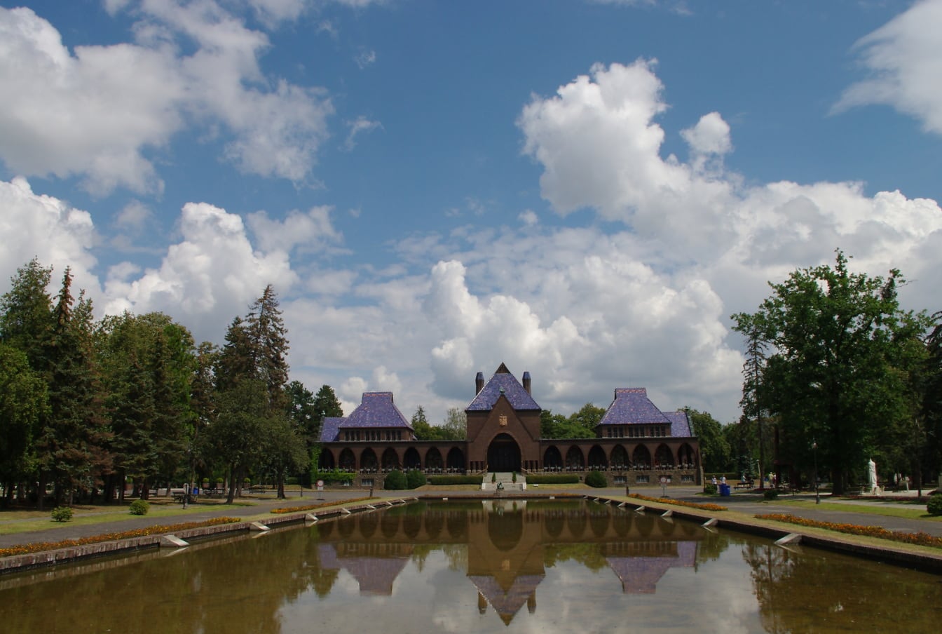 Majestætisk sø turistattraktion i haven ved Debrecen by