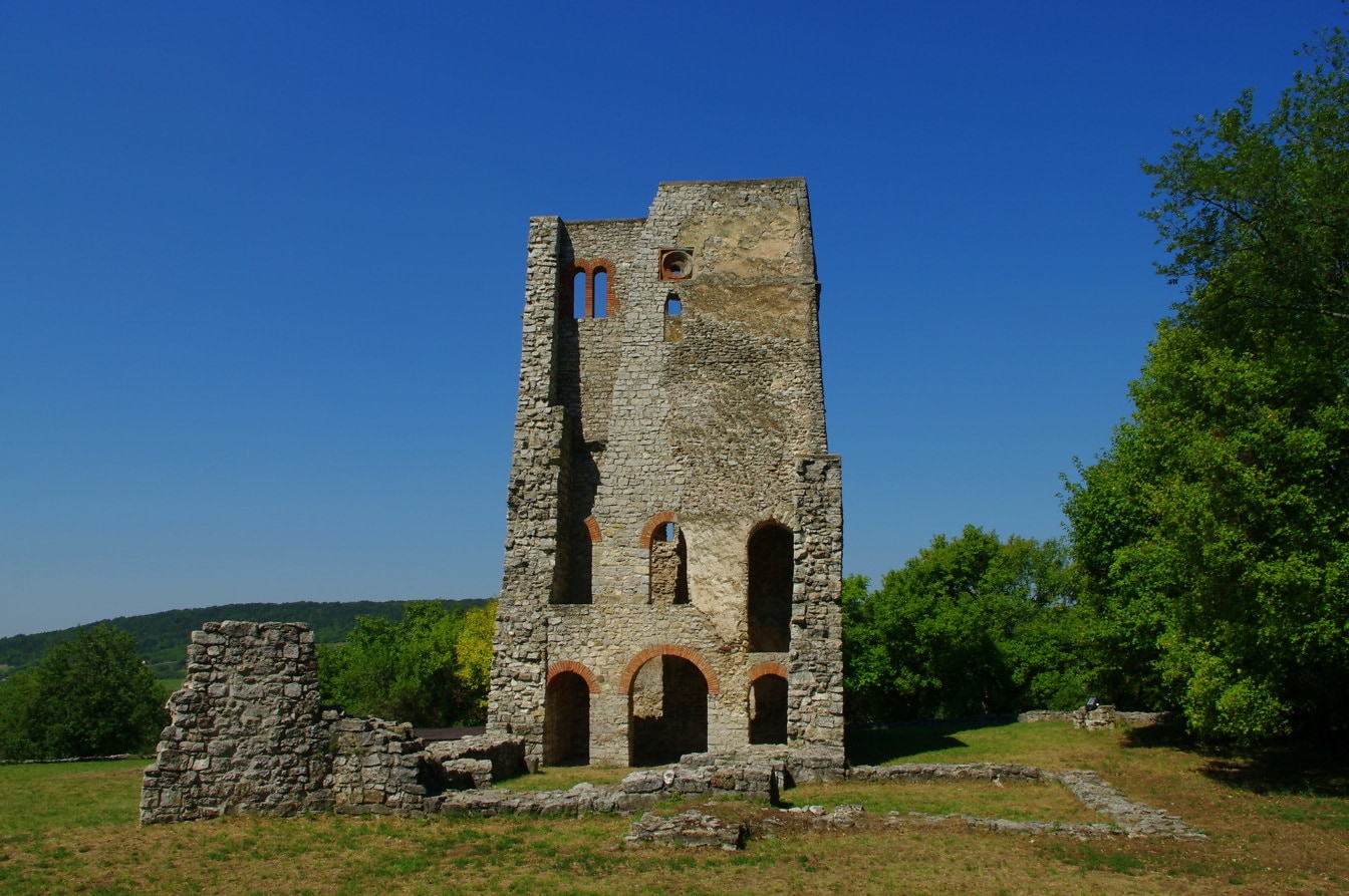 Gamle middelalderlige romerske tempelruiner i Ungarn