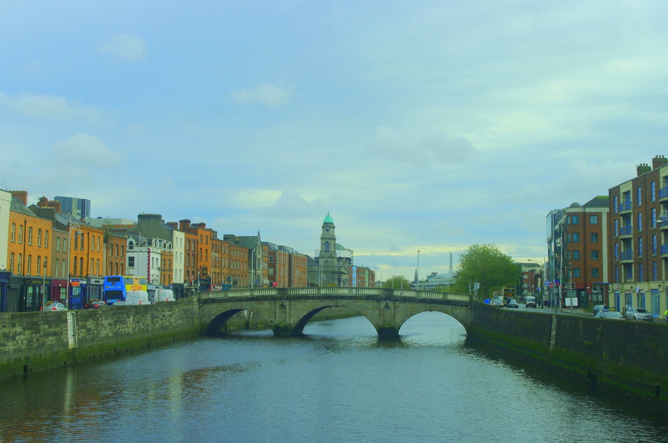 Puente Mellows en el centro de Dublín, Irlanda