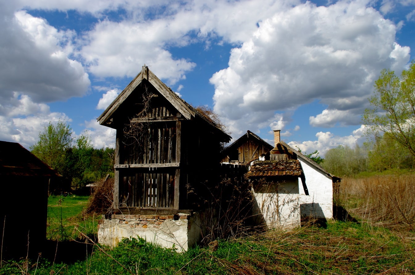 Grange abandonnée dans la campagne d’un village rural