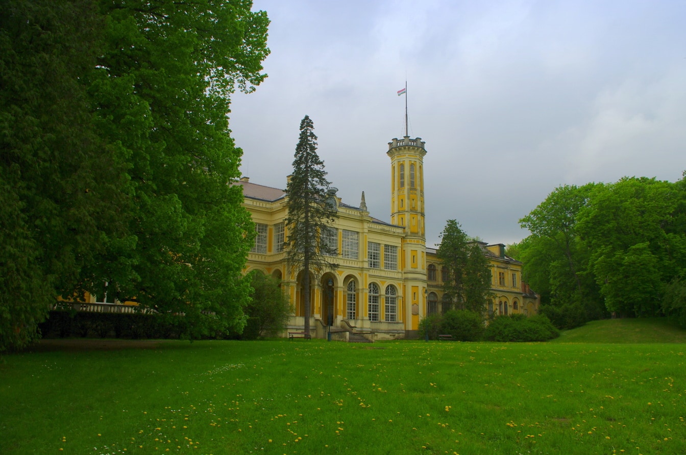 Menara kastil istana Károlyi di Hongaria dengan halaman rumput hijau