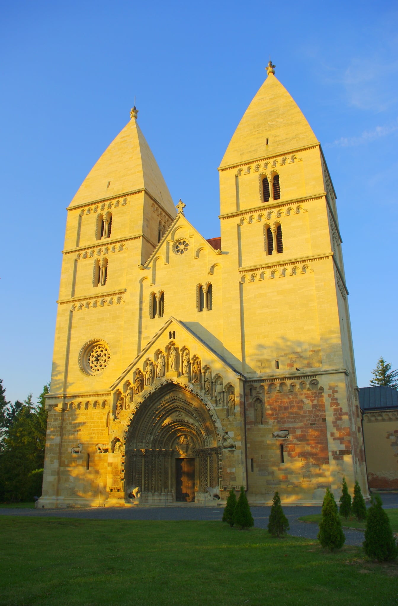 Sint-Jorisabdij middeleeuwse kerktorens in Jaki, Hongarije