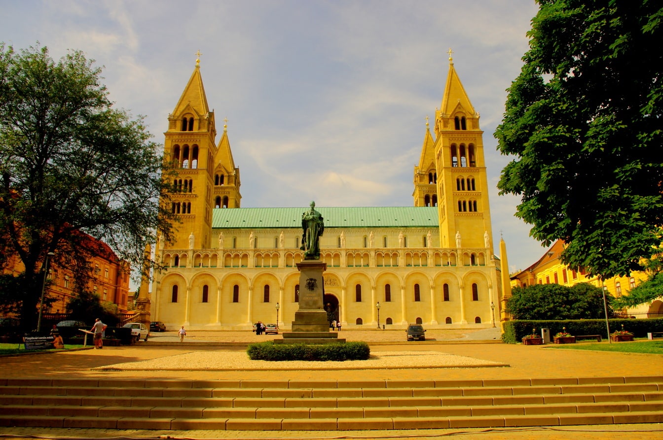 Bazilika katedrály svätého Petra a Pavla v centre mesta Pécs so sochou na ulici