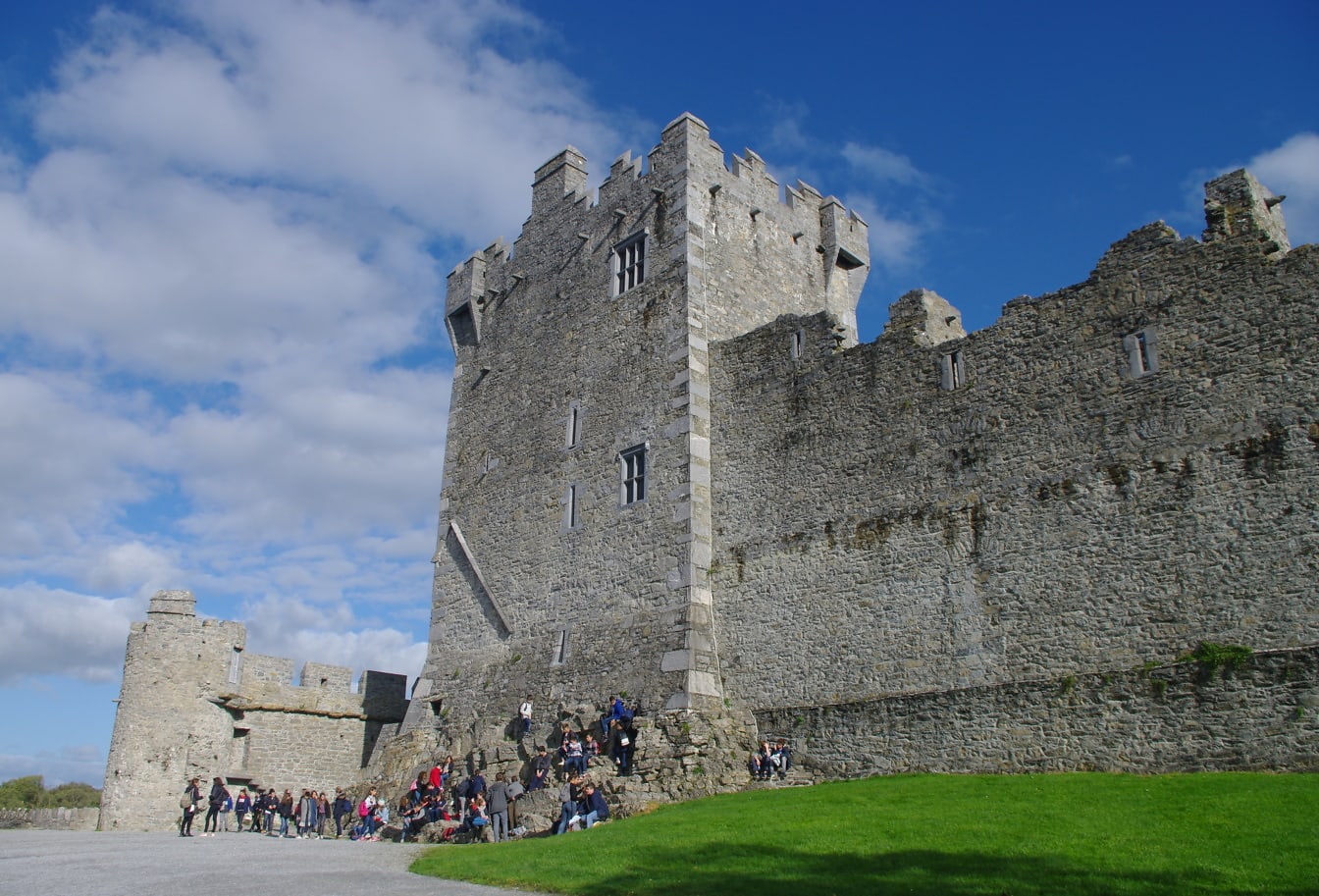 Dinding benteng kastil Ross dan objek wisata menara