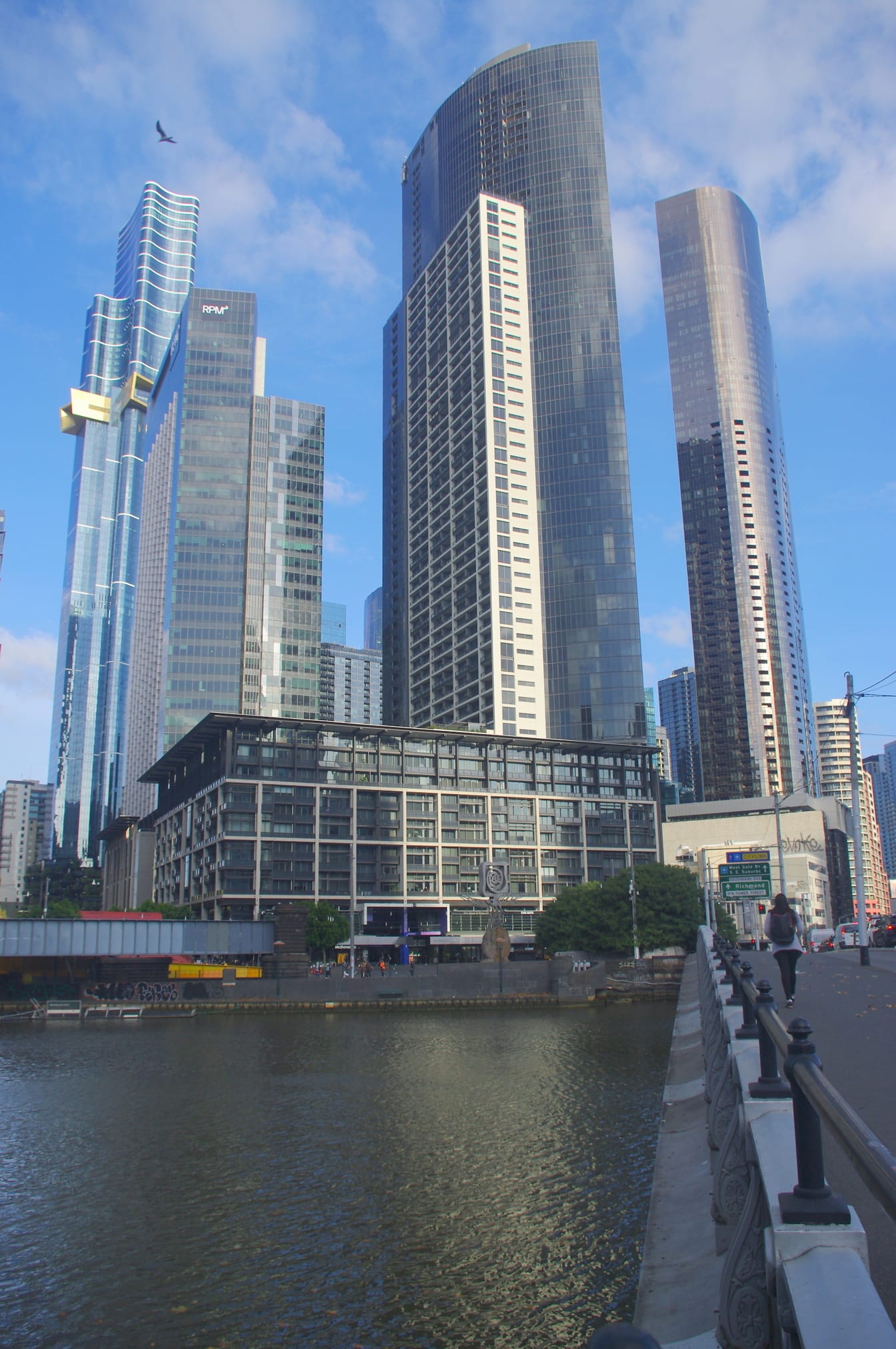 Modernit pilvenpiirtäjät asuintorni Melbournen keskustassa, Australiassa