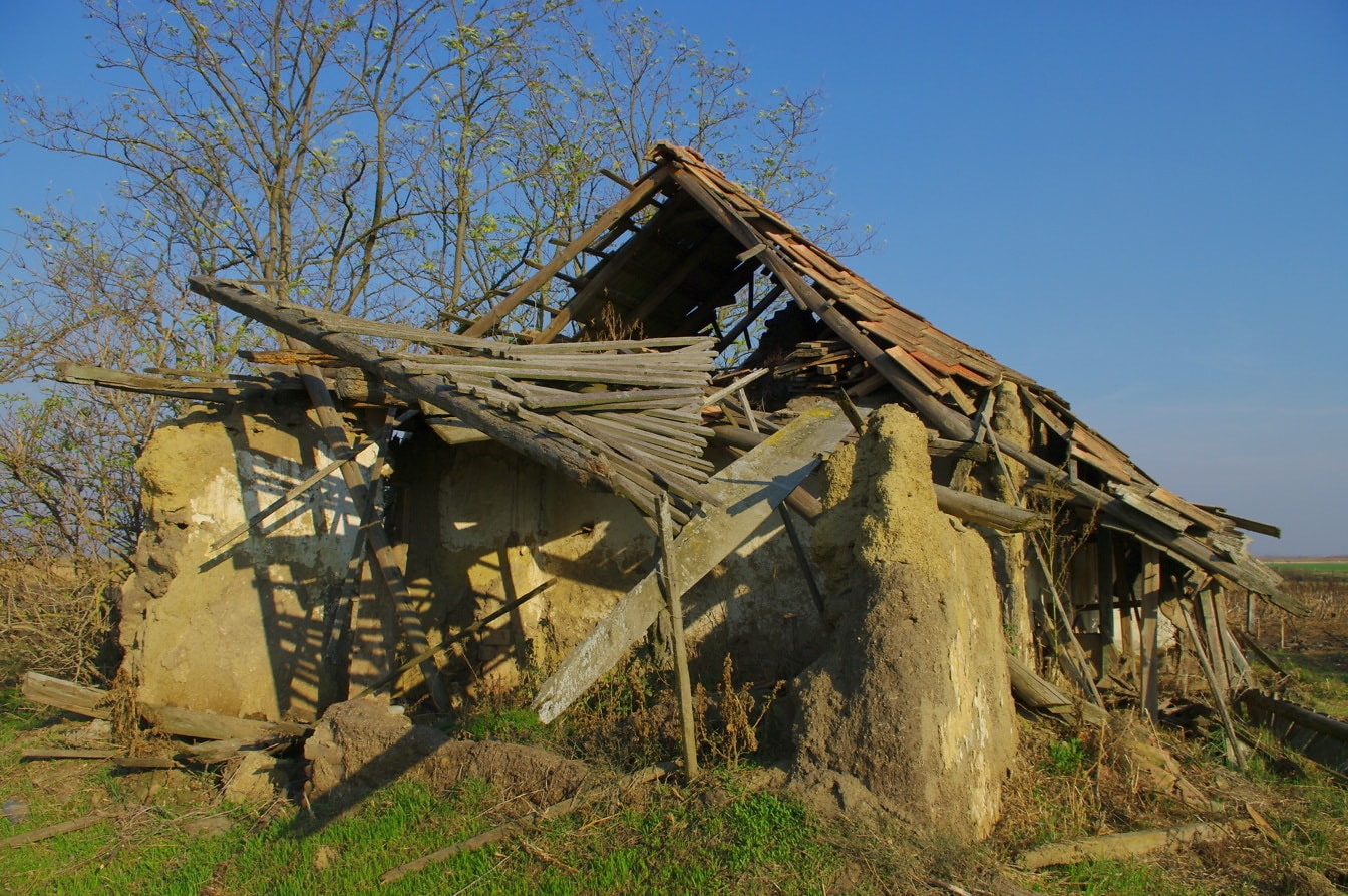 Reruntuhan rumah pertanian bata tua yang ditinggalkan
