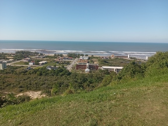 Panoramatický výhled na pláž Morro dos Conventos ze svahu