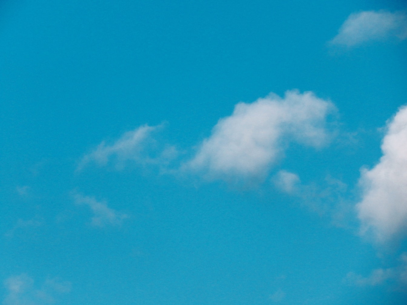Ljusblå himmel med små vita moln lugn atmosfär