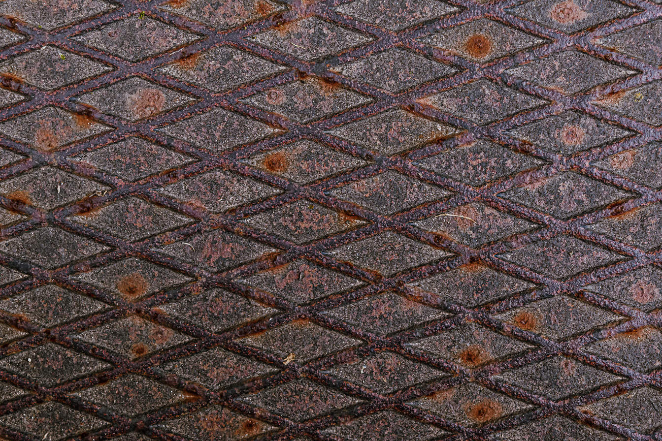 Primer plano geométrico de textura de rombos de hierro fundido oxidado