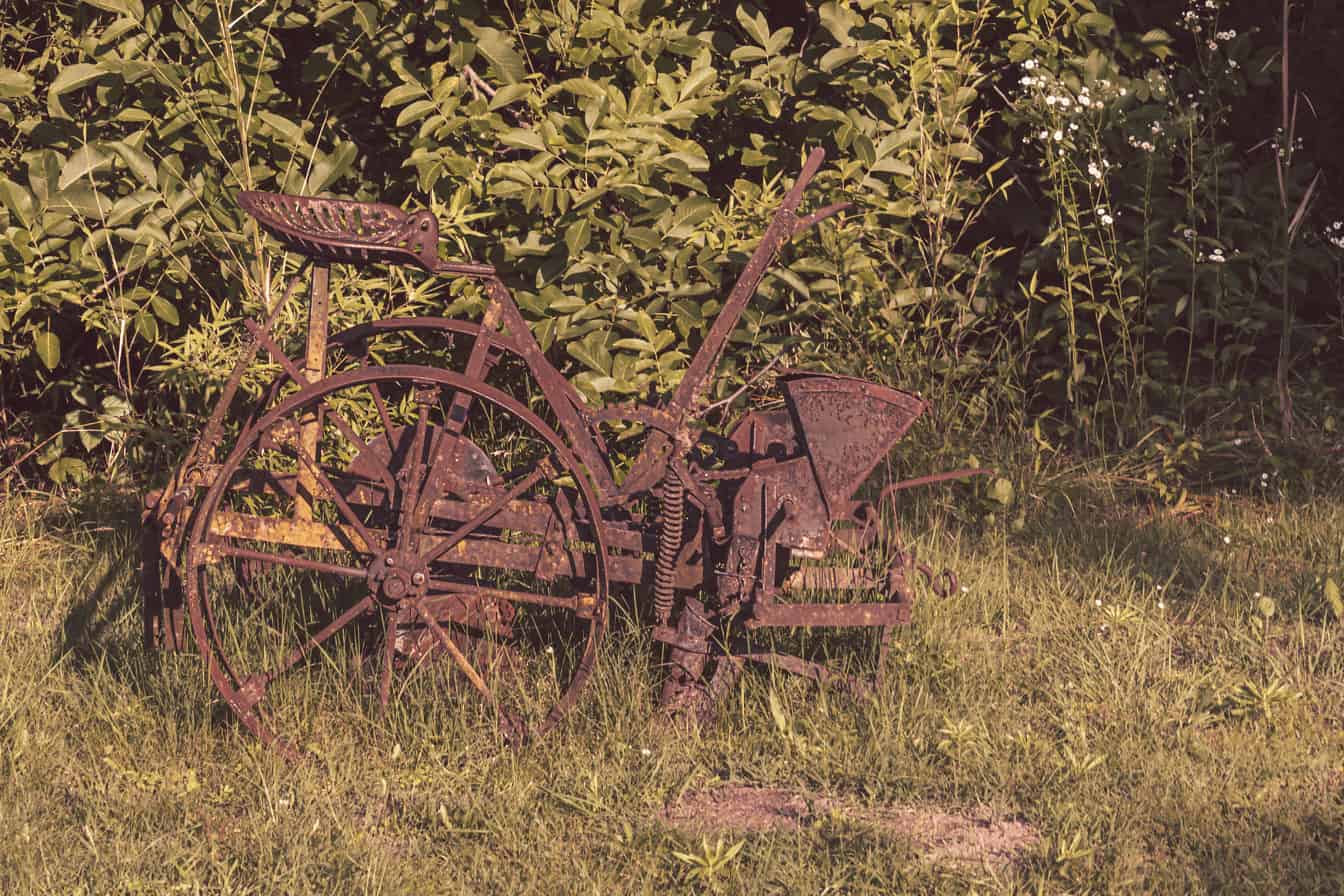 Forlatt gammel rustikk landbruk støpejern rustmaskin
