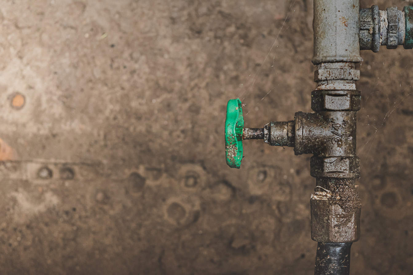 Špinavý mosadzný ventil 3/4 palca na vodovodnom potrubí