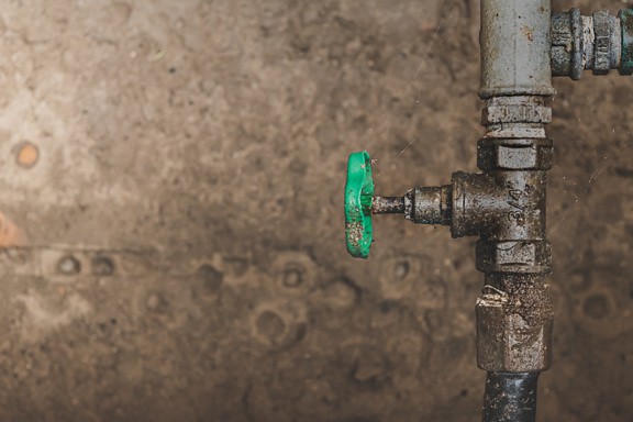 Špinavý mosadzný ventil 3/4 palca na vodovodnom potrubí