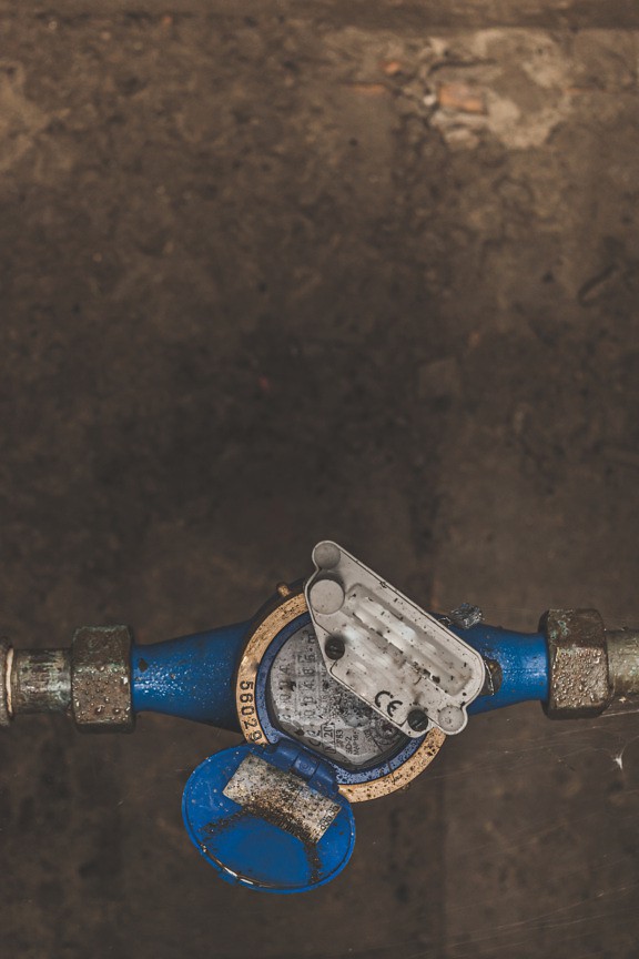 Βρώμικος μετρητής υγρού μετρητή με βαλβίδα σε σωλήνες υδραυλικών εγκαταστάσεων
