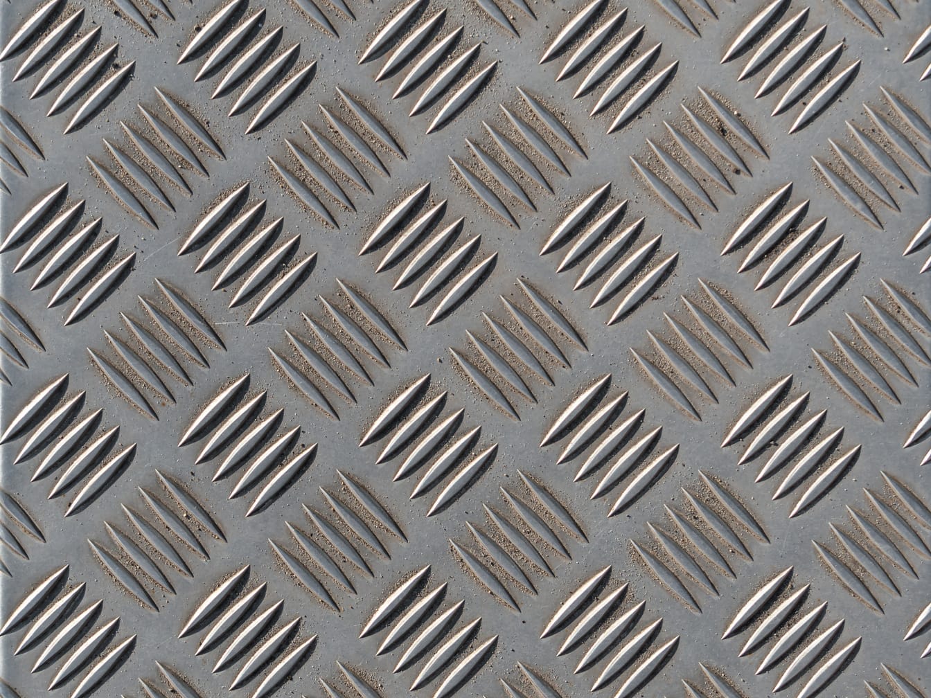 Aluminiumsmetalstruktur med nærbillede af geometrisk mønster
