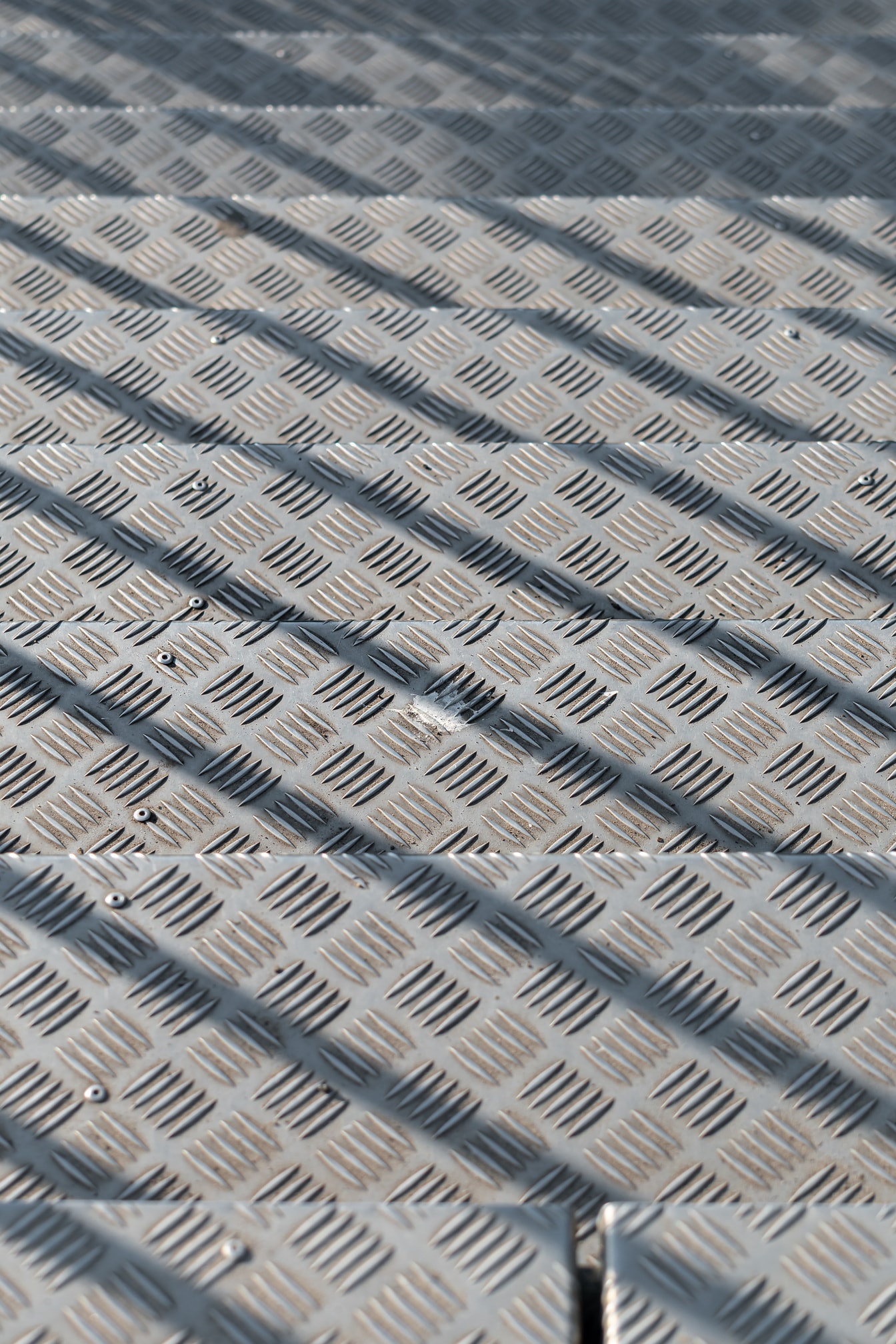 Texture en gros plan d’escaliers en aluminium dans l’ombre