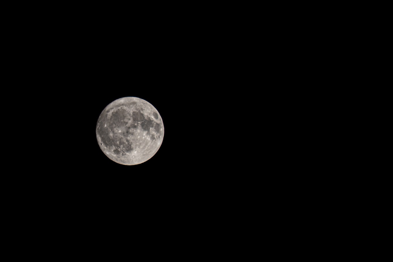 Pun Mjesec u mračnom noćnom mjesečevom mjesečevom pejzažu