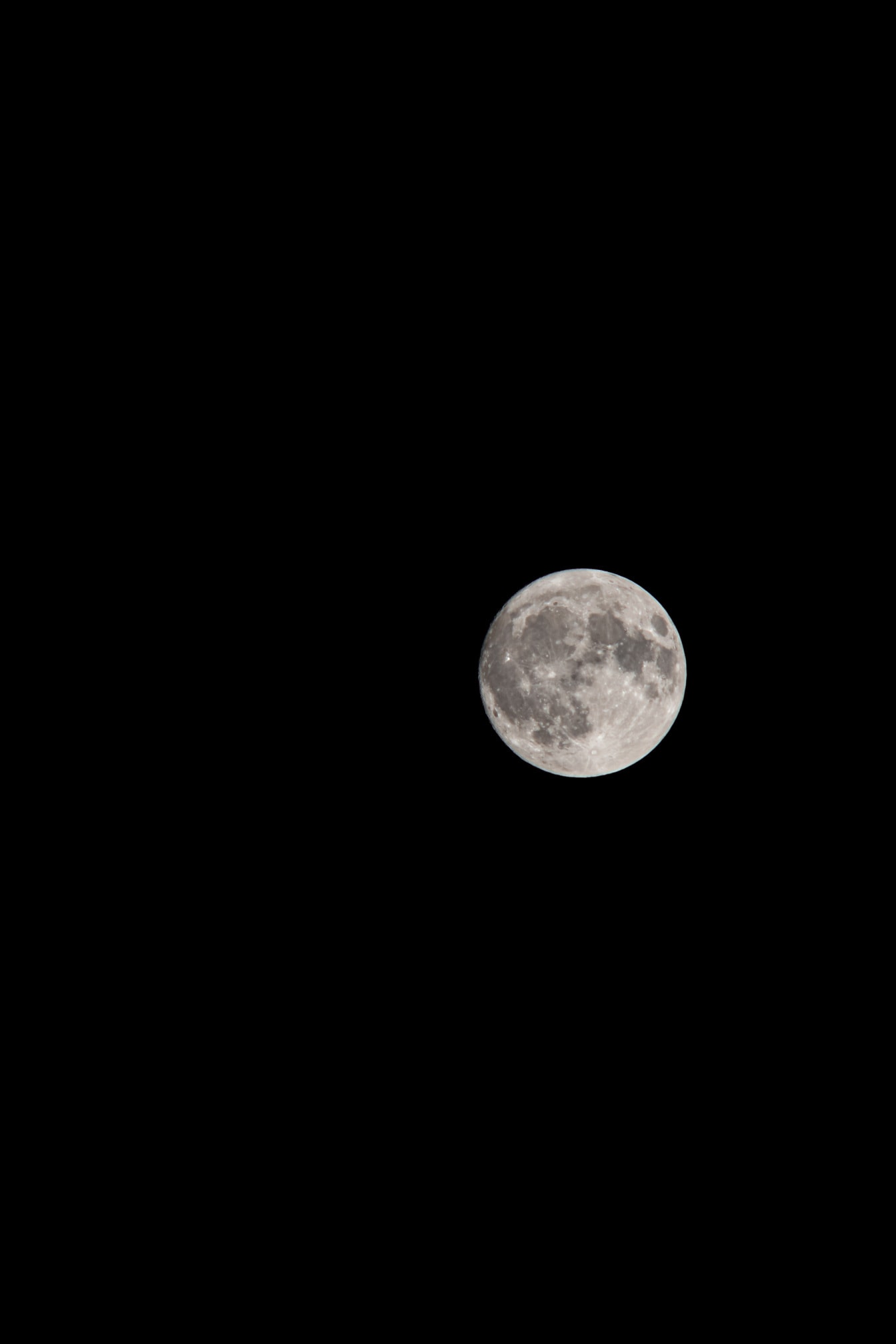 Полная луна на фоне темного неба ночью