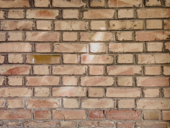 Jasnobrązowa ściana z cegły w fakturze cienia