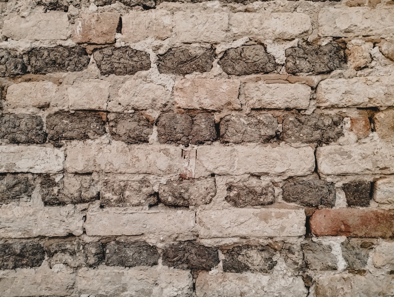 진흙 모르타르와 수평 벽돌이 있는 어도비 벽돌 벽