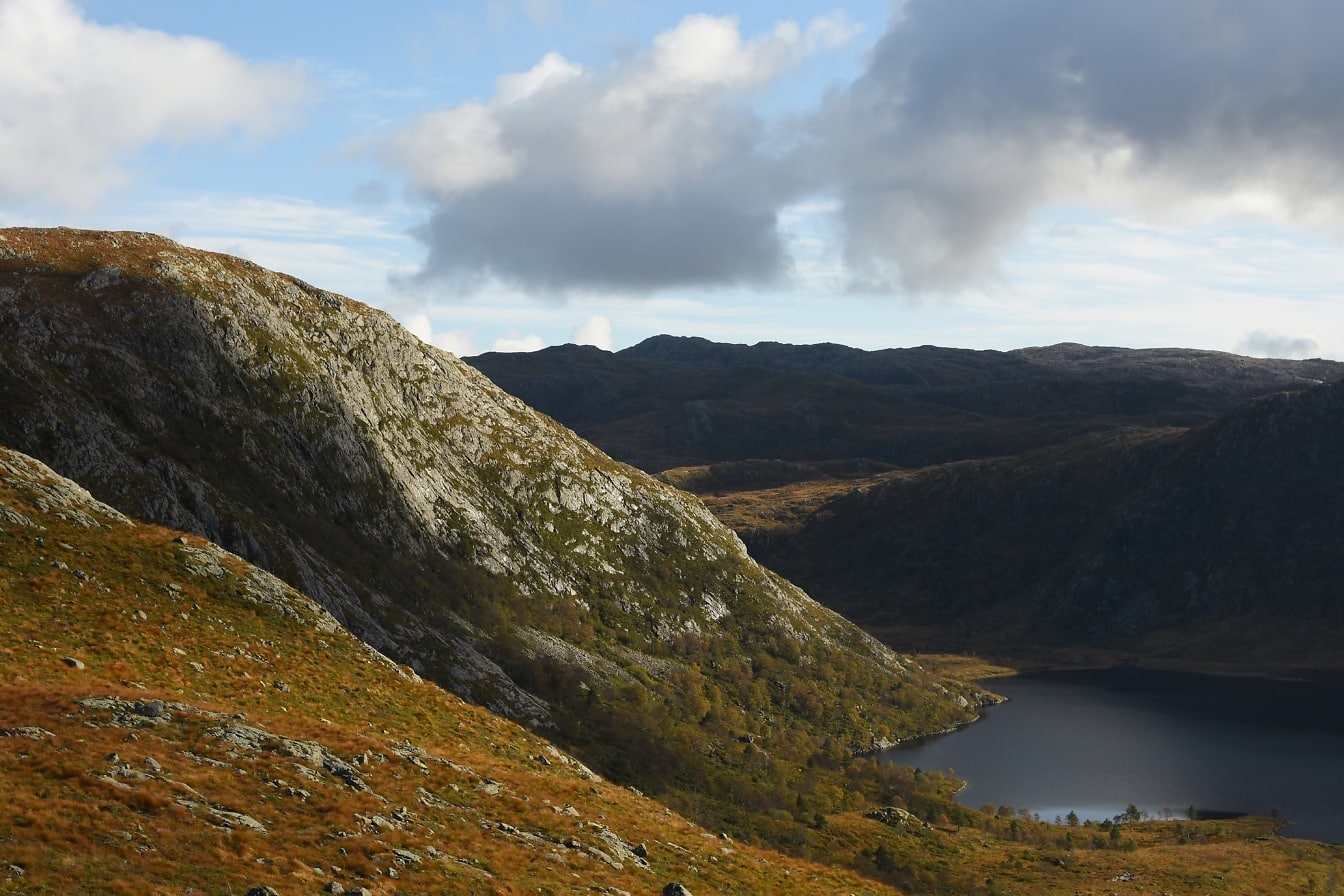 Majestetisk panoramautsikt over innsjøen i høstsesongen fra bakketoppen