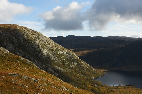 Majestuoso panorama de la orilla del lago en la temporada de otoño desde la cima de la colina
