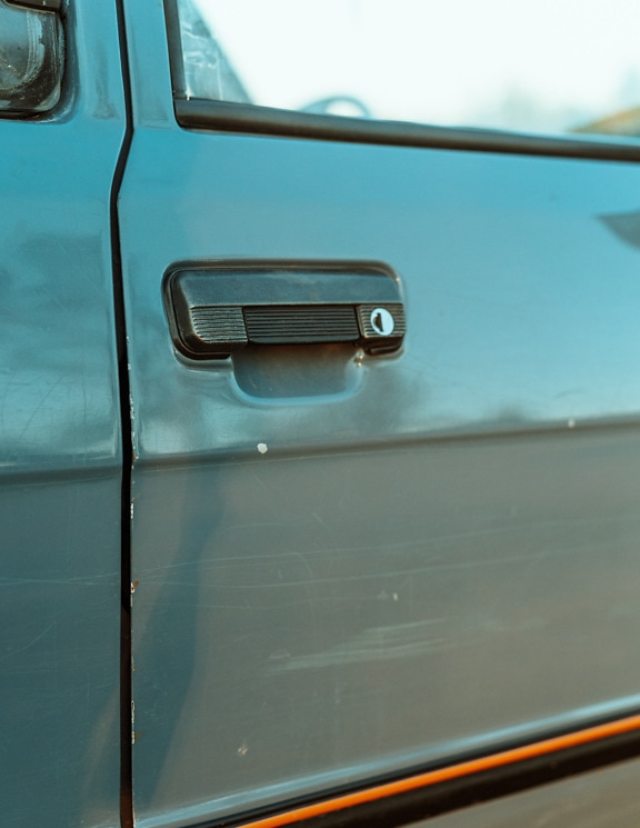 Close-up pegangan pintu vintage mobil sedan gaya lama