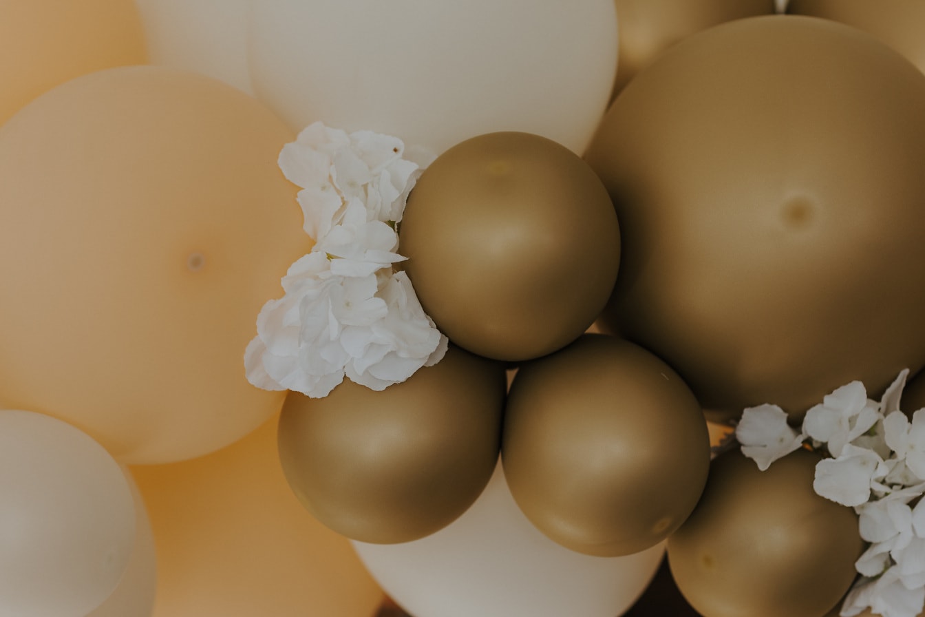 パステルカラーの黄金の輝き色のゴム風船で誕生日の装飾のクローズ アップ