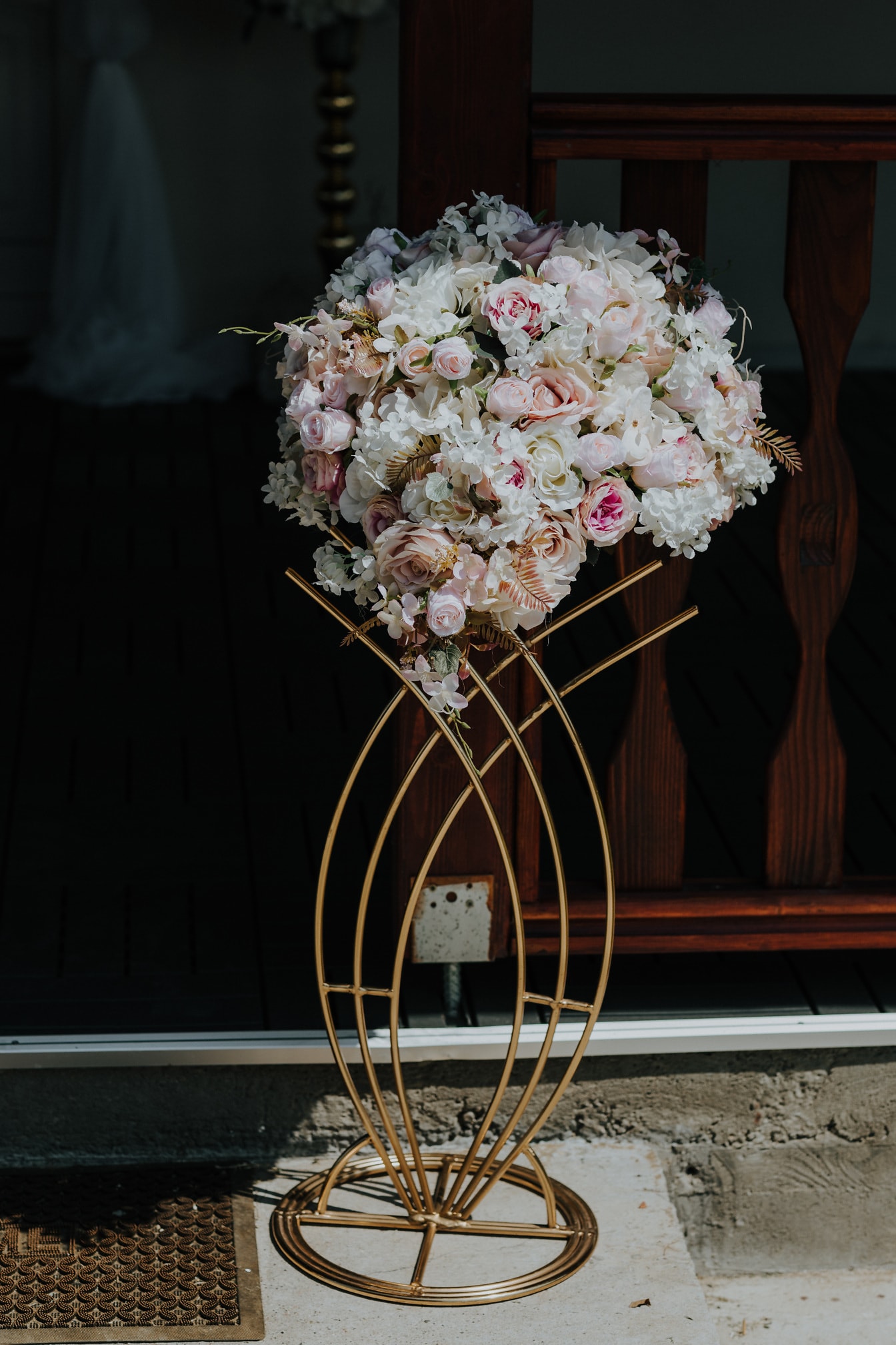 Bukiet z białymi różami na stojaku ze złotym połyskiem
