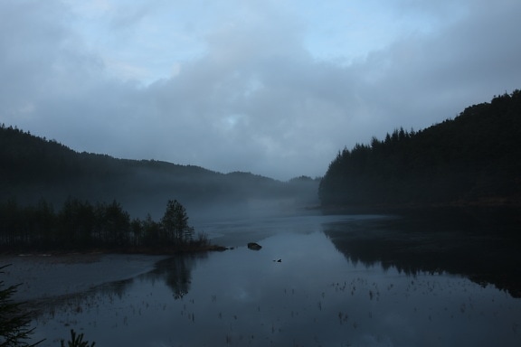 hay niebla, noche, lago, junto al lago, agua, paisaje, reflexión