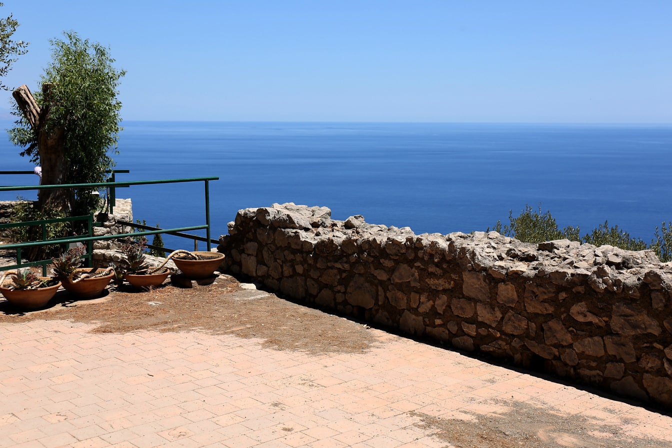 Balkon med stenmur med majestætisk panorama over havet