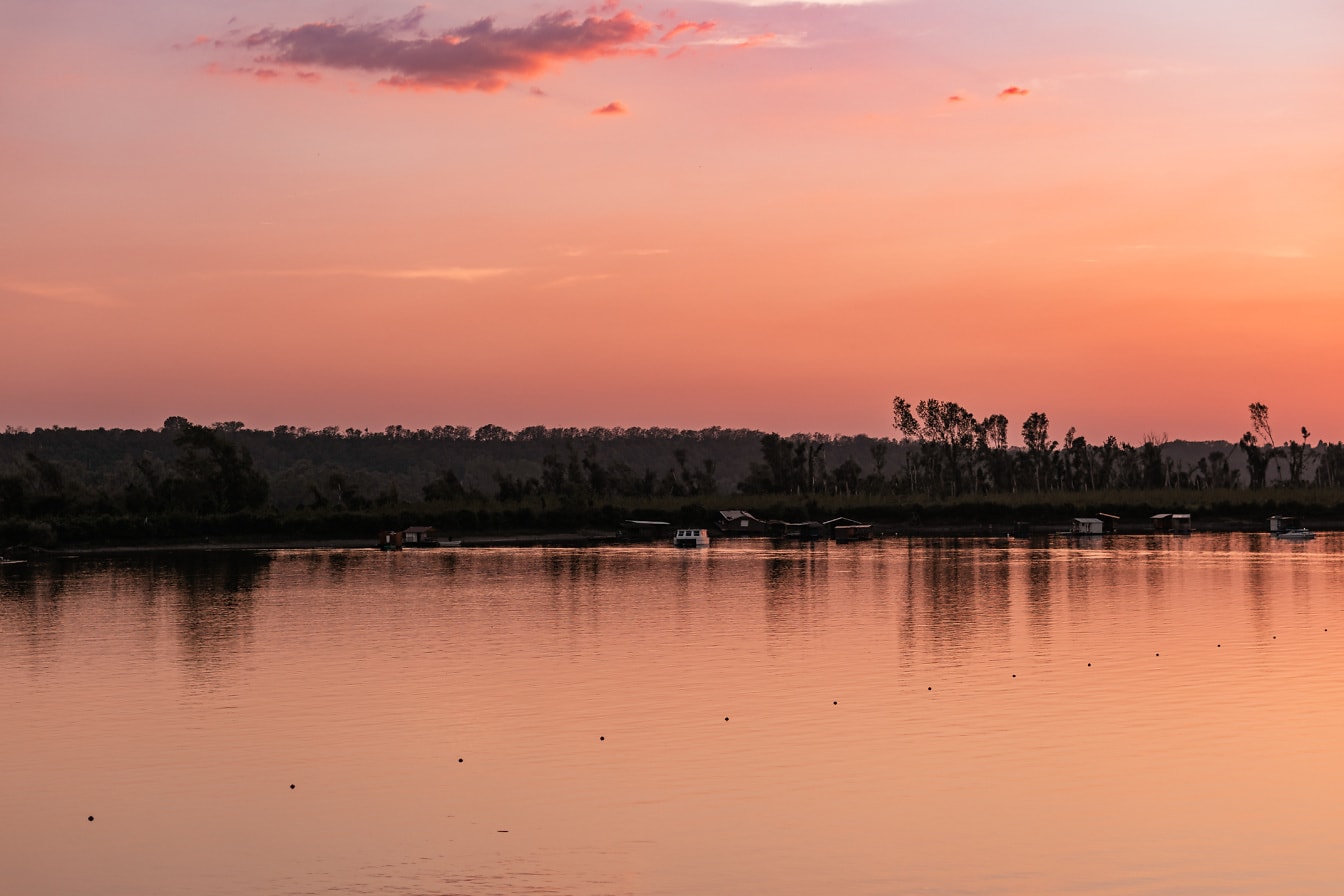 Chạng vạng trời hồng vào buổi tối bên bờ hồ