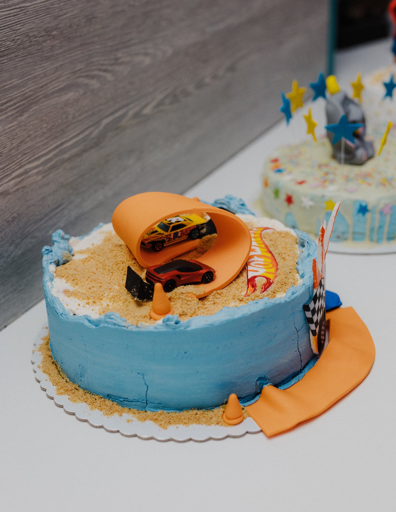 Fiesta de cumpleaños con cace de cumpleaños con juguete de coche de pista de carreras