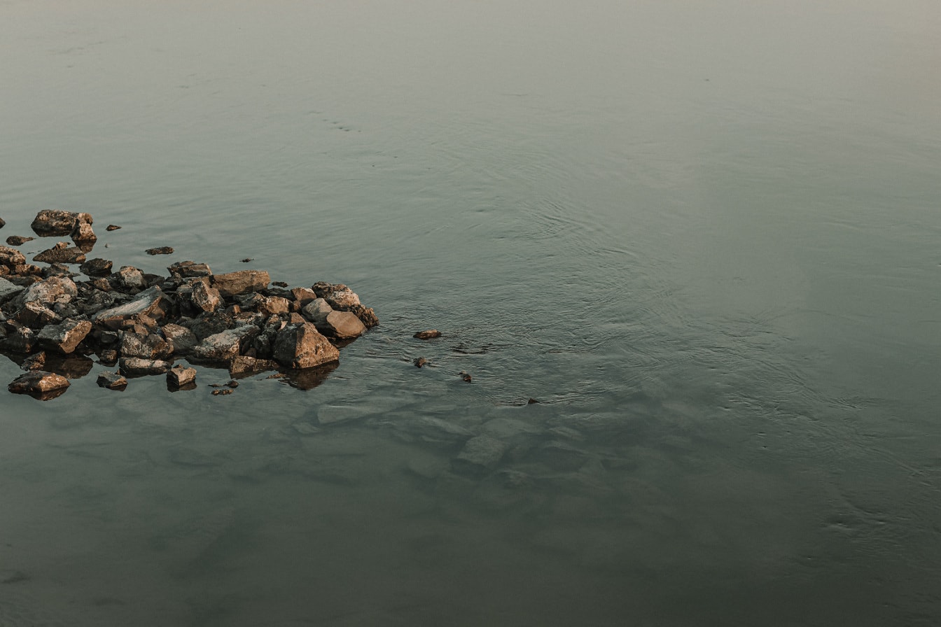 Скелі на березі спокійної річки
