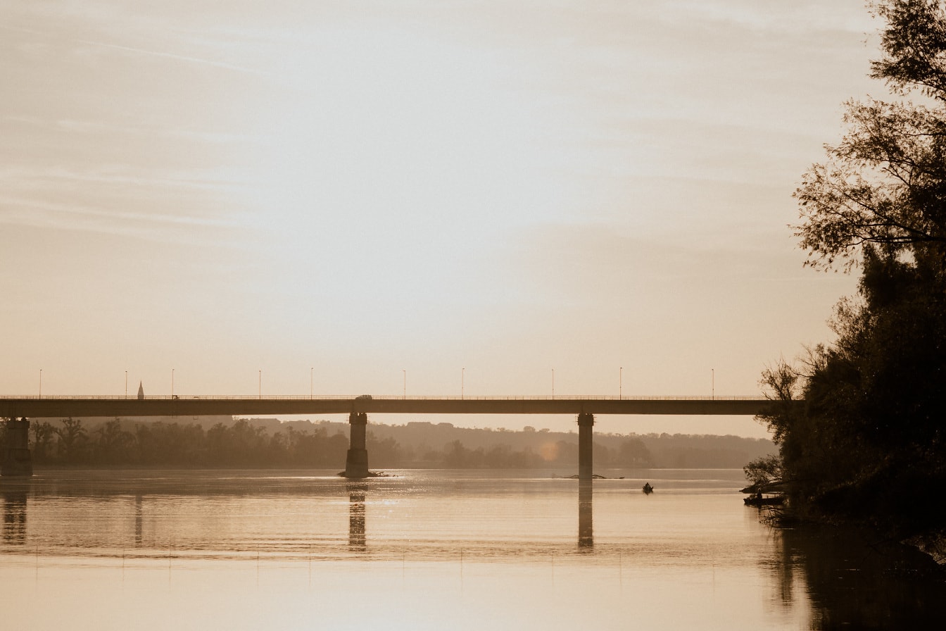 Τσιμεντένια γέφυρα πάνω από τον ποταμό Δούναβη το ομιχλώδες πρωινό