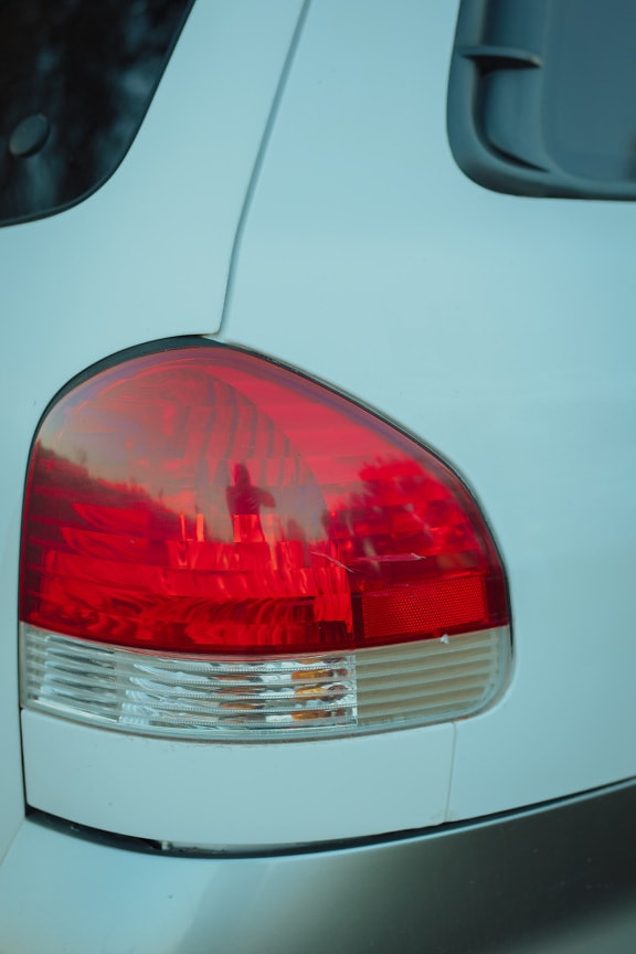 Kunststoff-Rücklicht aus weißem Auto Nahaufnahme Detail
