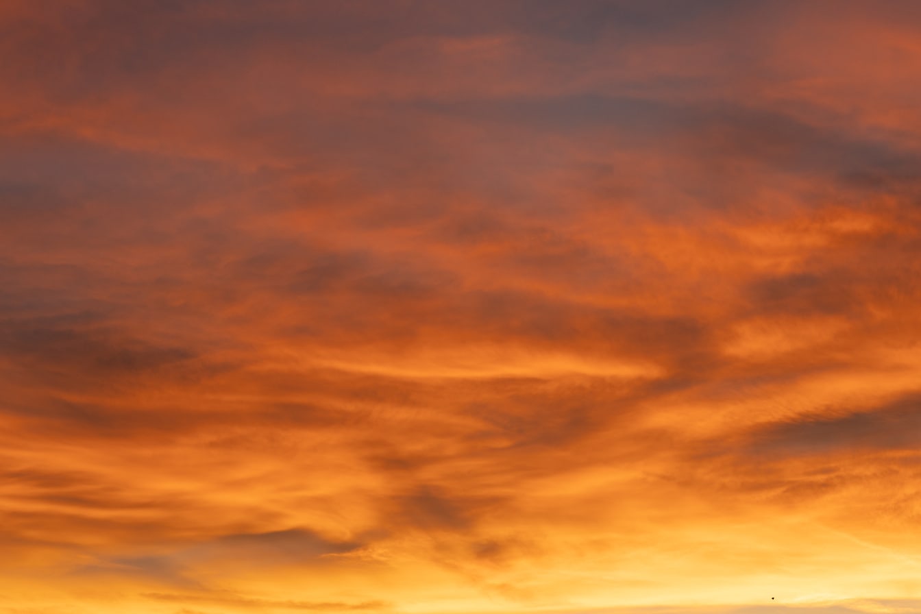 Темно-оранжевые желтые облака на горизонте неба