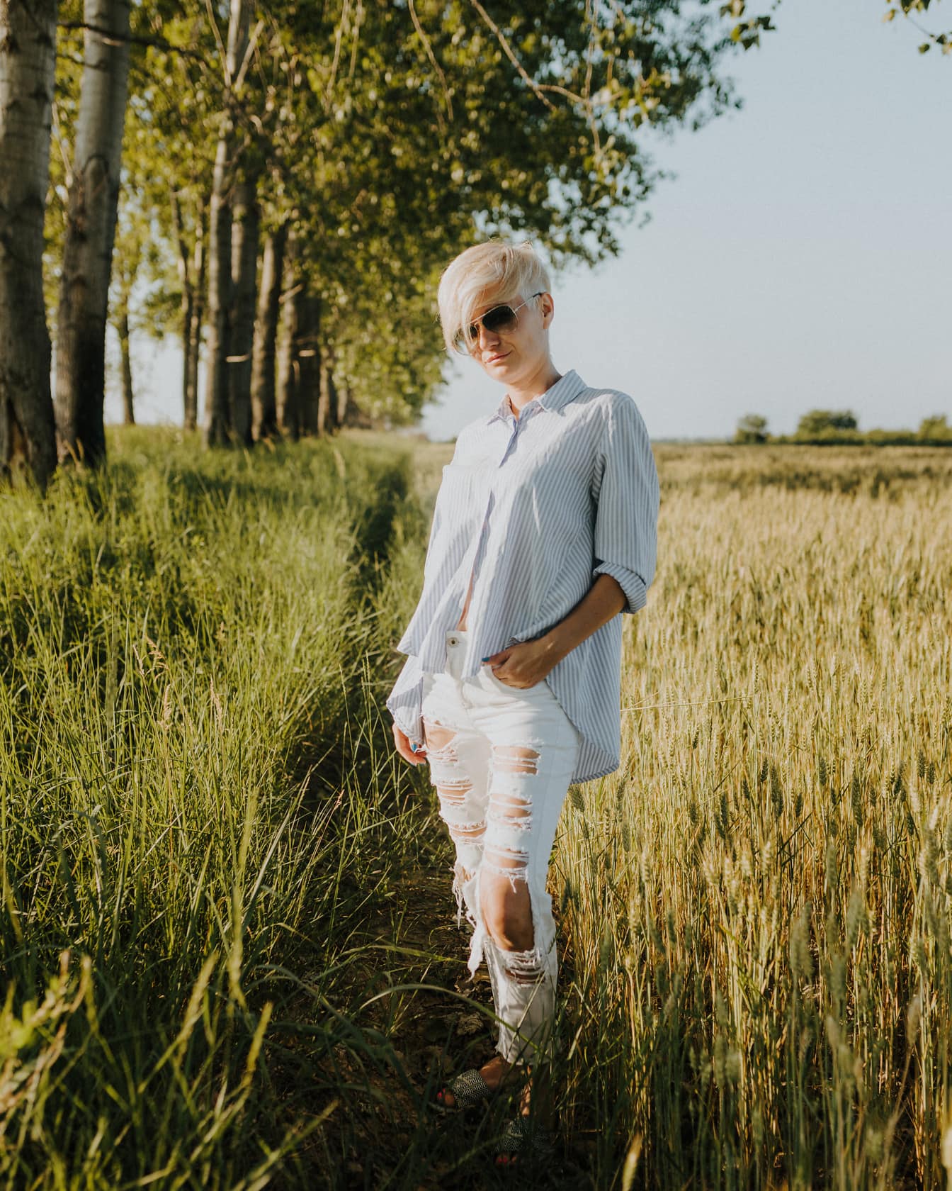 Buğday tarlasında açık rahat kıyafetli kadın fotoğraf modeli