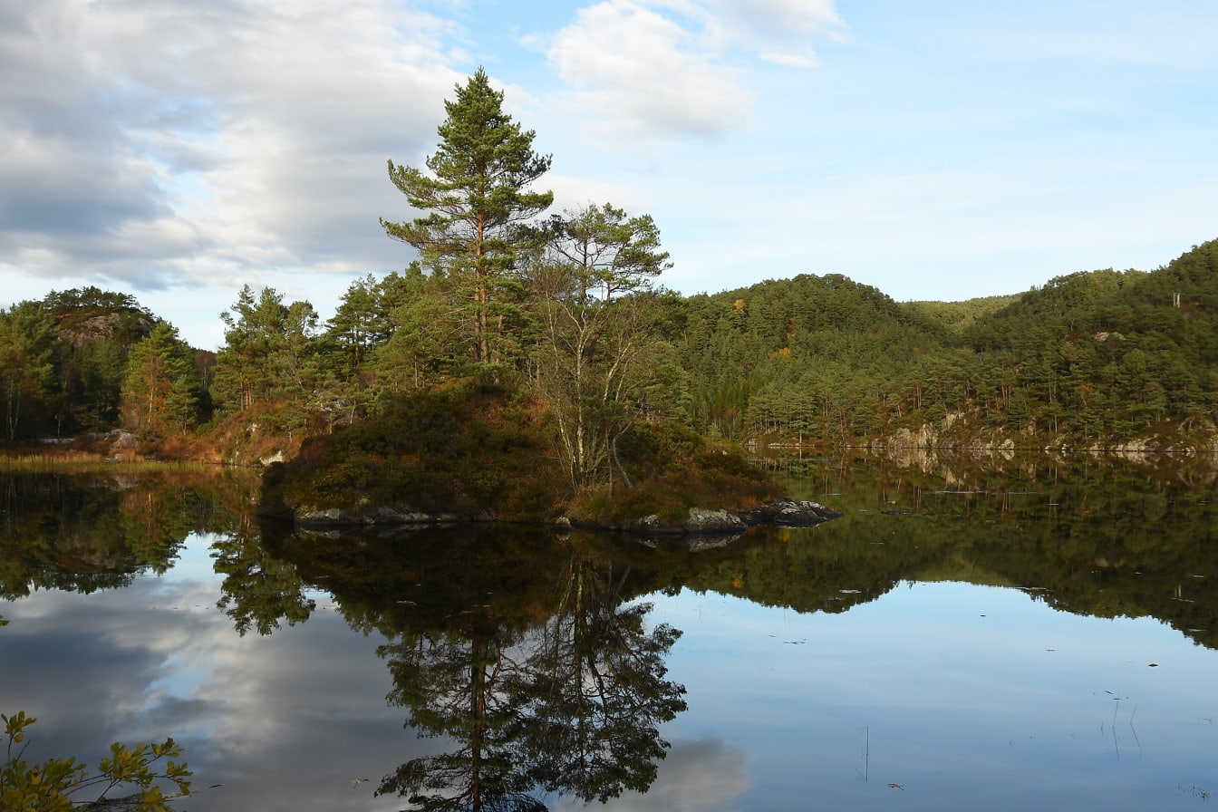 Tempo agradável em outubro, pequena ilha refletida na água do lago