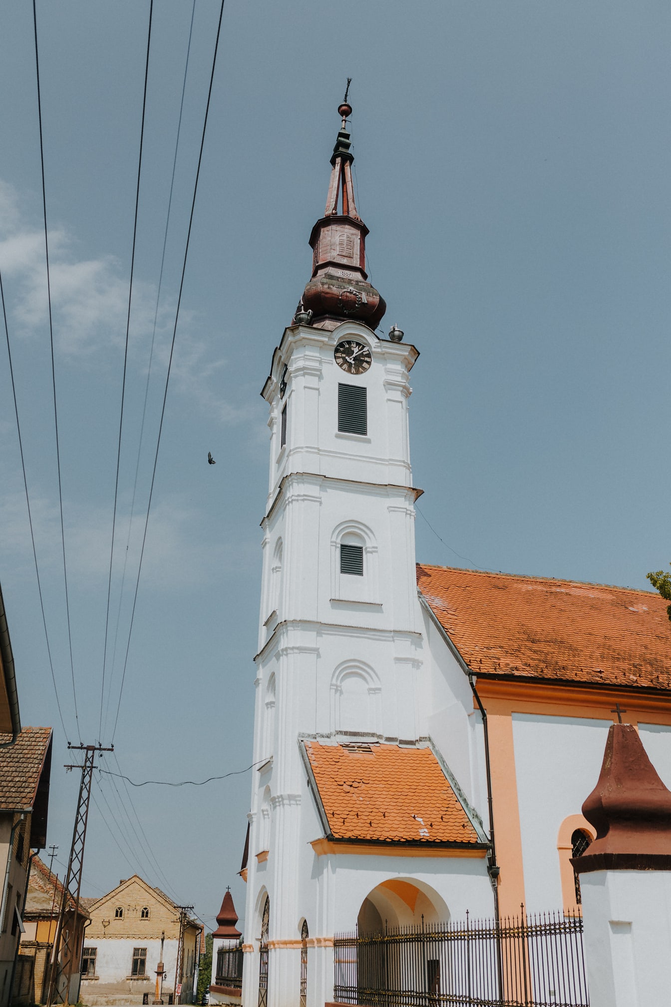 Vista ortodoxa da torre da igreja branca alta da rua
