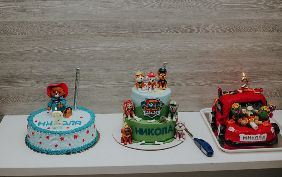 trzech, tort urodzinowy, stół, dekoracja, celebracja, pyszne, deser