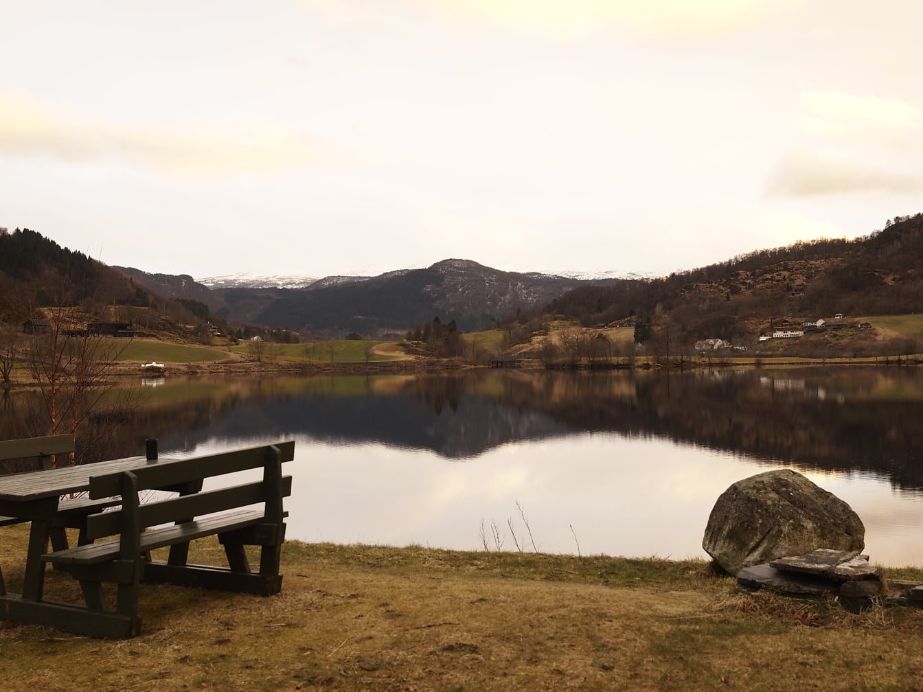 Khu vực nghỉ ngơi tại hồ với băng ghế gỗ màu xanh đậm