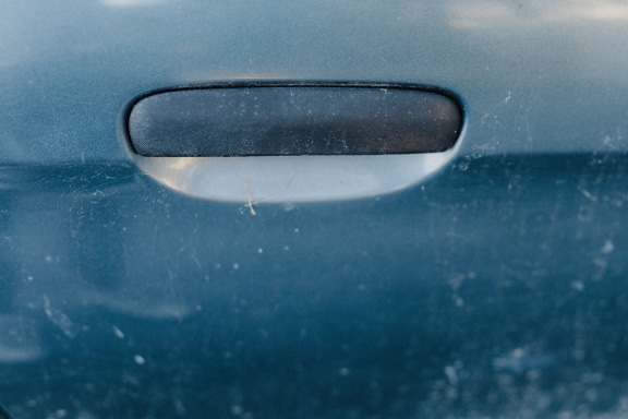 Близък детайл на пластмасова дръжка на вратата на колата