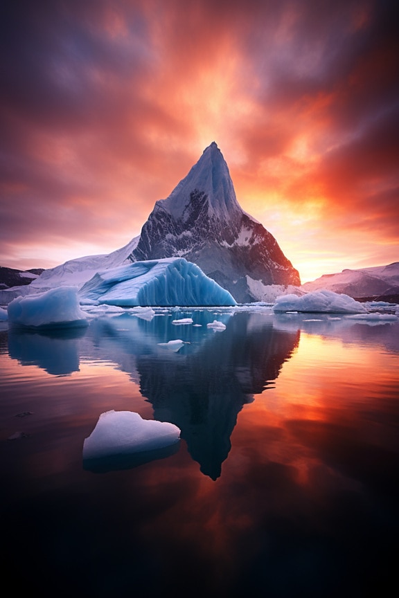 Μαγευτικό αρκτικό ηλιοβασίλεμα με παγόβουνο και παγετώνα