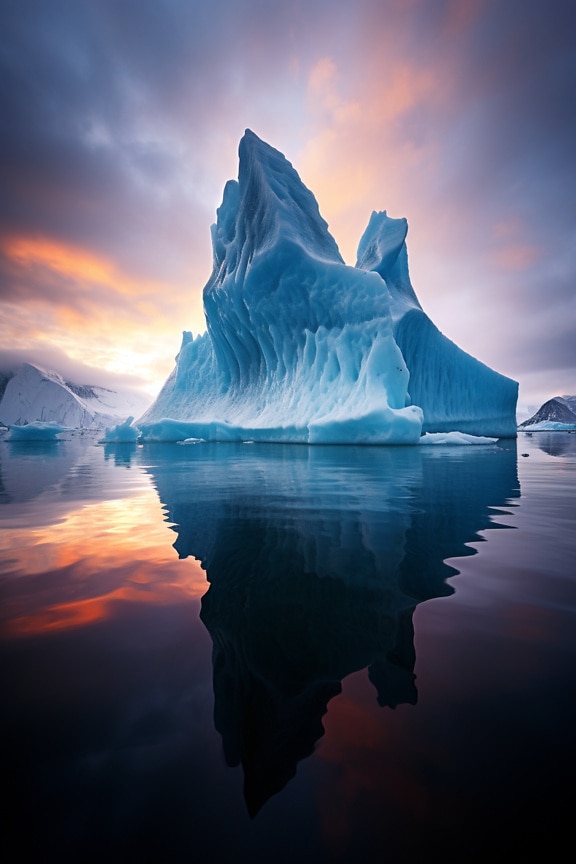 Iceberg bleu foncé sur l’Arctique avec fond de ciel crépusculaire