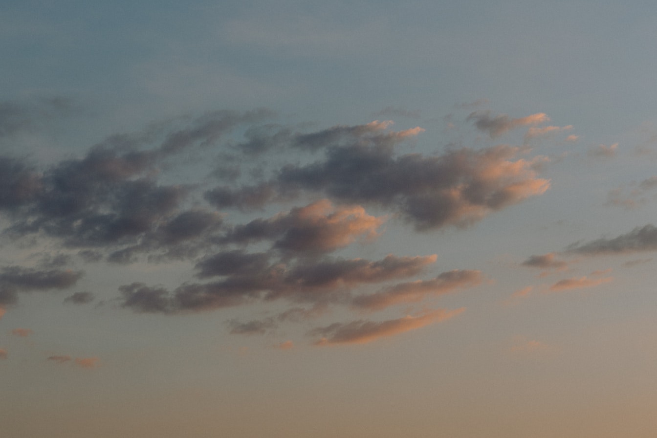 Awan abu-abu gelap tinggi di langit saat matahari terbit
